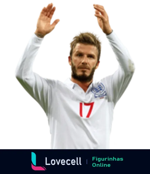 David Beckham comemorando em campo com a camisa branca da seleção da Inglaterra, levantando as mãos para o alto em gesto de celebração