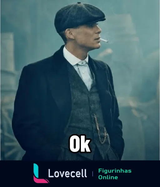 Figura de um personagem masculino de 'Peaky Blinders' de perfil, vestindo boina e sobretudo do início do século XX, com um cigarro nos lábios, exibindo expressão séria