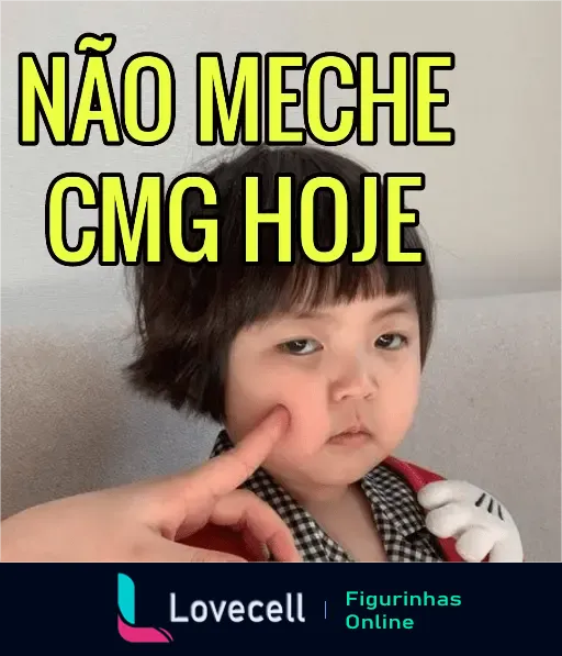 Uma criança coreana com expressão de desagrado sendo cutucada na bochecha. Texto na imagem: 'NÃO MECHE CMG HOJE'.