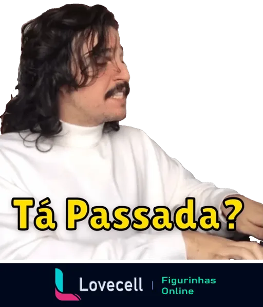 Homem com cabelo longo e bigode, vestindo blusa de gola alta branca, parece surpreso e faz gesto com a mão, com frase 'Tá Passada?' em destaque