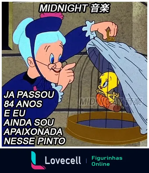 Cena de desenho animado com uma senhora segurando uma gaiola com um pássaro dizendo 'JA PASSOU 84 ANOS E EU AINDA SOU APAIXONADA NESSE PINTO'. Texto adicional: 'MIDNIGHT 音楽' no topo.