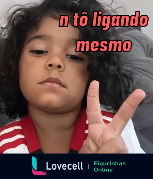 Figurinha de criança com expressão séria mostrando sinal de paz, com texto 'não tô ligando mesmo'