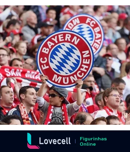 Jovem torcedor do Bayern de Munique segurando escudo do clube rodeado de outros torcedores em vermelho e branco em estádio lotado