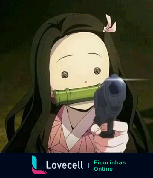 Imagem da Kamado Nezuko, personagem do anime Demon Slayer, segurando uma arma com expressão surpreendida.