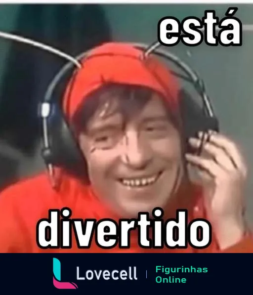 Homem sorridente com fones de ouvido e roupa vermelha, texto 'está divertido' destacado, expressando alegria e entretenimento