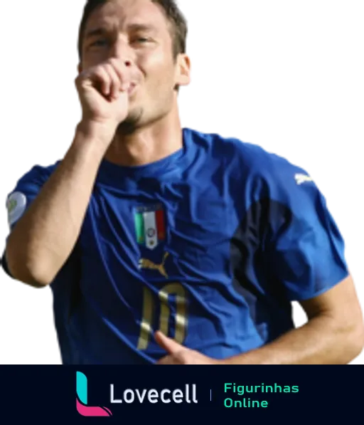 Jogador de futebol italiano beijando anel em celebração, vestindo camisa azul com emblema da Itália, expressando alegria e orgulho no jogo