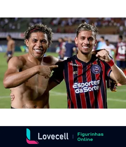 Dois jogadores do Bahia comemorando uma vitória no estádio, sorrindo e apontando um para o outro, um sem camisa e outro com a camisa patrocinada por 'Esportes da Sorte'