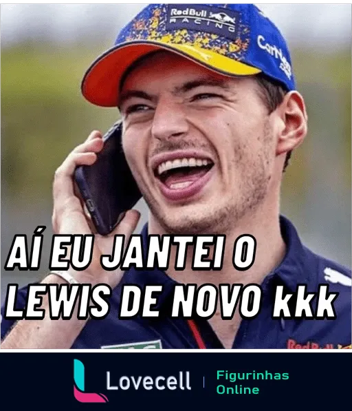 Max Verstappen sorrindo ao telefone com boné da Red Bull Racing, com texto 'Aí eu jantei o Lewis de novo kkk', em ambiente externo e descontraído