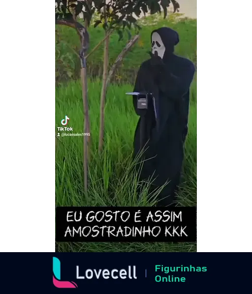 Pessoa fantasiada de personagem de filme assustador segurando um celular, com a legenda 'EU GOSTO É ASSIM AMOSTRADINHO KKK'.