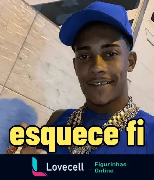 Imagem de um rapaz sorrindo, usando um boné azul e colares, com o texto 'esquece fi' em destaque na figurinha de WhatsApp.