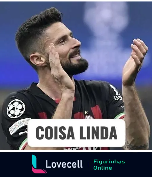 Jogador do Milan celebrando com aplausos e sorriso durante partida, usando camisa com símbolo do Milan e patrocínio Emirates