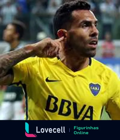 Jogador do Boca Juniors comemorando com uniforme amarelo e azul, gesto de 'escutem-me' puxando a orelha