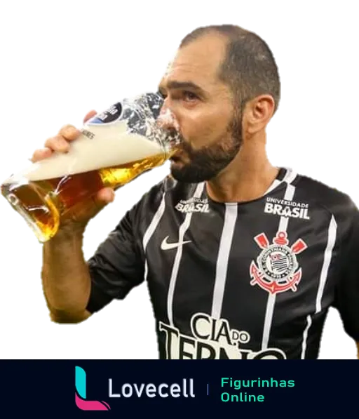 Homem feliz com camisa do Corinthians bebendo cerveja