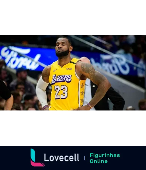 Imagem de Lebron James com a camisa do Los Angeles Lakers, número 23, durante um jogo de basquete, com fundo de quadra.