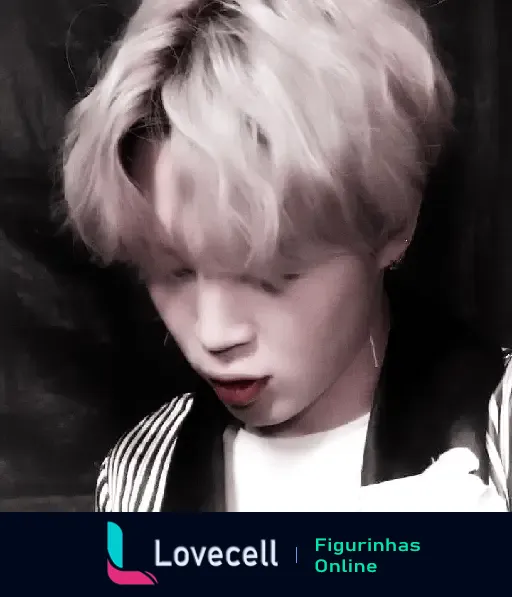 Imagem em preto e branco de Jimin, ídolo pop, com expressão suave e luz difusa. Ele está de cabeça baixa e com cabelo loiro claro cobrindo parcialmente o rosto.