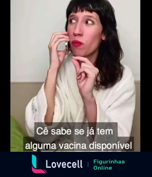 Mulher de cabelos pretos estilo chanel falando ao telefone com expressão pensativa, de roupão, gestualizando com a mão sobre espaço para vacina, na figurinha 'A Vida de Tina - Consulta sobre Vacina'