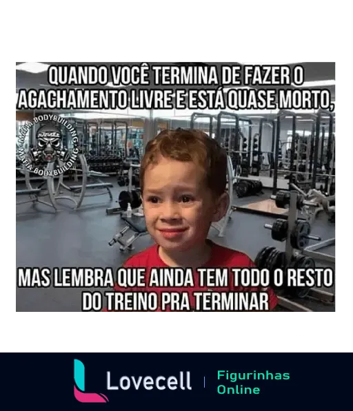 Criança exausta no ginásio, refletindo sobre o treino intenso após finalizar o agachamento livre, ainda restando mais exercícios para completar.