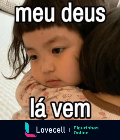 Figurinha com criança abraçada olhando de forma introspectiva e preocupada, com a frase 'meu deus lá vem' em destaque.