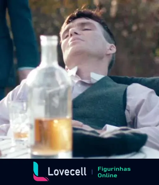 Tommy Shelby descansando ou desmaiado ao ar livre com garrafa e taça ao lado durante evento, série Peaky Blinders