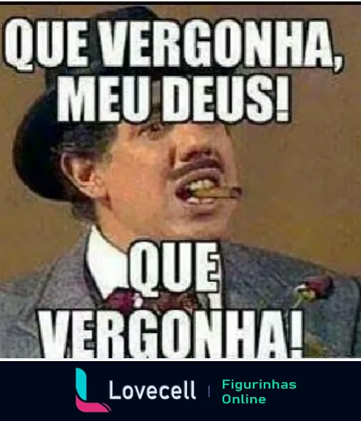 Homem com trajes dos anos 1920 cobrindo o rosto com as mãos e expressando espanto, com a frase 'Que vergonha, meu Deus! Que vergonha!' para expressar desapontamento ou constrangimento