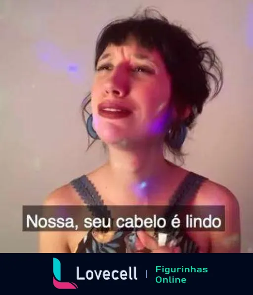 Mulher com cabelo curto e escuro chorando emocionada com texto 'Nossa, seu cabelo é lindo' em cores suaves e luz difusa