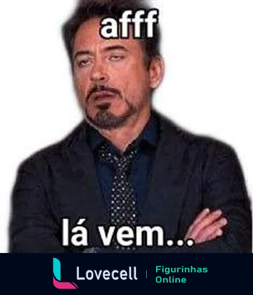 Homem com expressão de descontentamento e deboche cruzando os braços com a frase 'afff lá vem...' para expressar resignação em situações repetitivas ou previsíveis