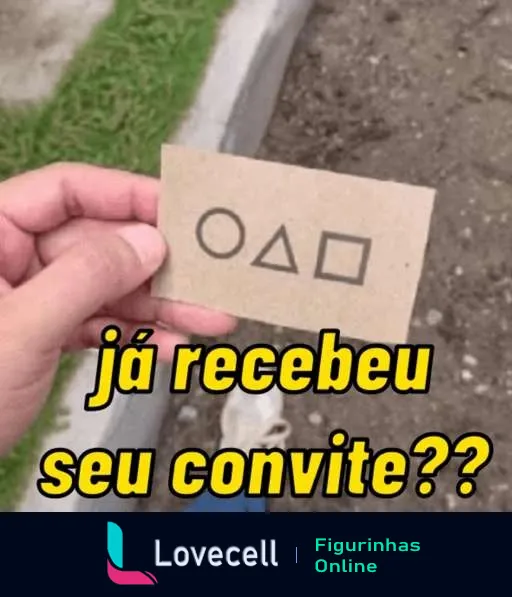 Mão segurando cartão com símbolos de círculo e quadrado similares à série Round 6 com texto 'já recebeu seu convite??' insinuando um convite ao jogo