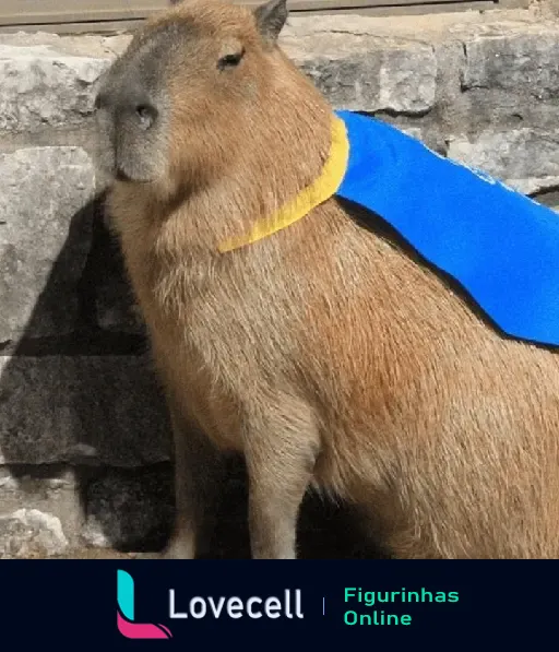 Capivara usando uma capa azul e amarela em pose heróica. Animal está em ambiente externo com parede de pedra ao fundo.