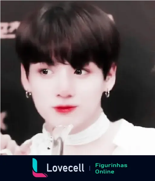 Figurinha Jungkook Soft mostrando surpresa, com olhos arregalados e lábios vermelhos, fundo desfocado.