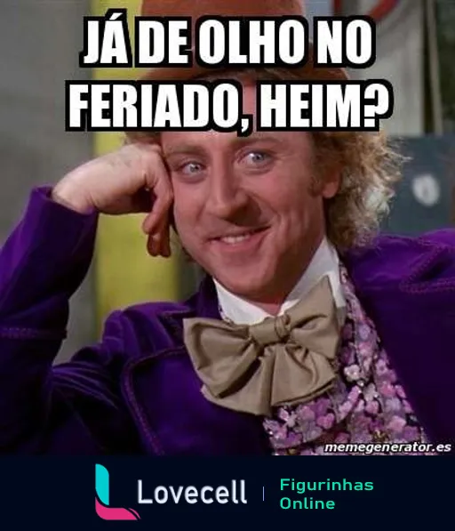 Figurinha de personagem sorridente com traje roxo e laço, apoiando o queixo na mão e com a legenda 'Já de olho no feriado, heim?' expressando entusiasmo pelo próximo feriado