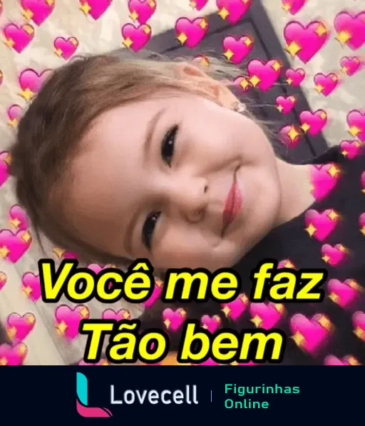 Uma criança está sorrindo em meio a diversos corações rosa flutuantes. Na parte inferior, há um texto que diz 'Você me faz tão bem' em letras amarelas com contorno preto.