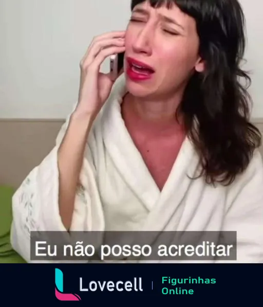 Mulher em roupão expressando surpresa e desgosto ao telefone com a frase 'Eu não posso acreditar' indicando choque durante uma conversa emocionante