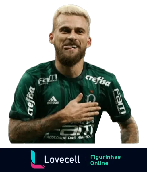 Jogador do Palmeiras com cabelos loiros e barba, vestindo uniforme verde, comemorando com sorriso e mão no peito em gesto de gratidão