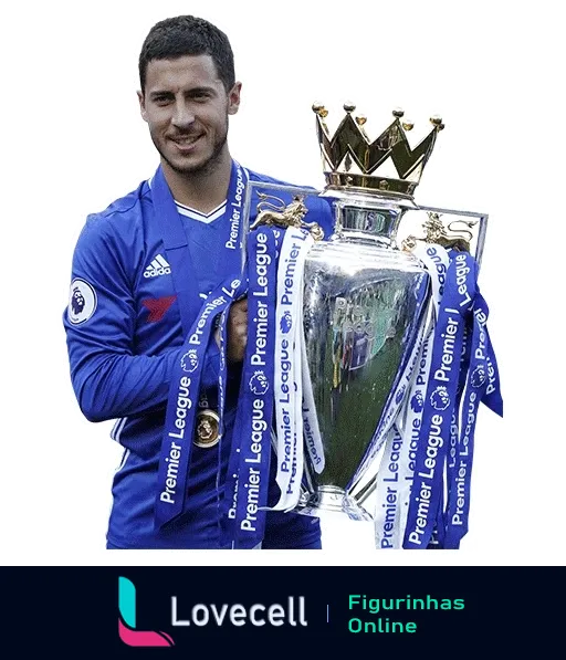 Jogador do Chelsea vestido com uniforme azul segurando a Taça da Premier League e sorrindo para a câmera com fundo transparente