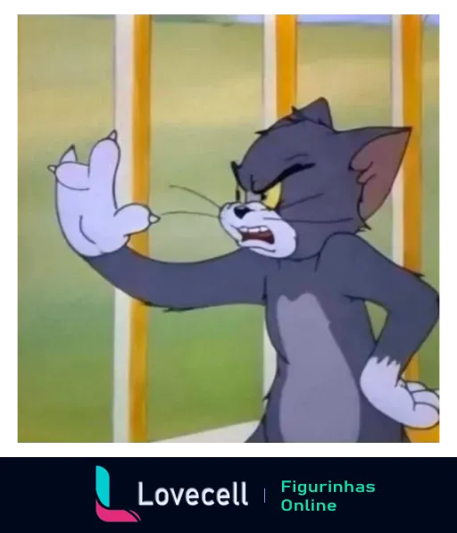 Figurinha do Tom irritado, gato cinza do desenho Tom e Jerry, com olhos semicerrados e boca aberta em gesto de frustração, levantando a mão esquerda expressivamente