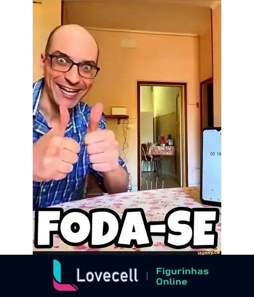 Homem sorridente com óculos e camisa xadrez, fazendo gestos de joinha, com o texto "FODA-SE" na parte inferior. Meme divertido.