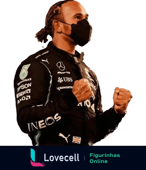 Lewis Hamilton celebrando em uniforme de corrida e máscara preta após uma vitória em evento de Fórmula 1