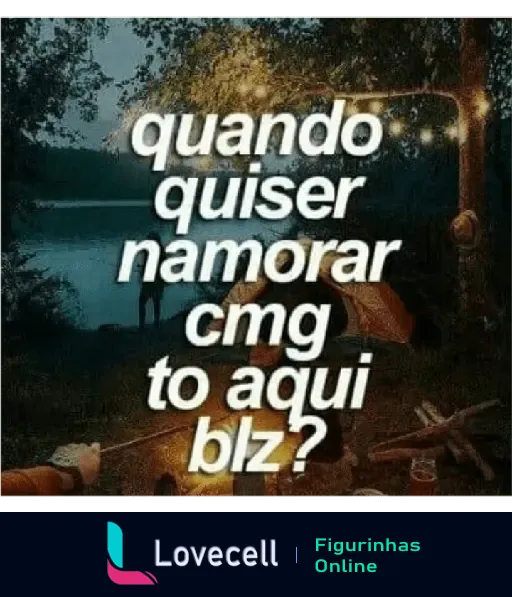 Figurinha de Indiretas Retas com a frase 'quando quiser namorar cmg to aqui blz?' sobre uma imagem de um cenário noturno com acampamento.