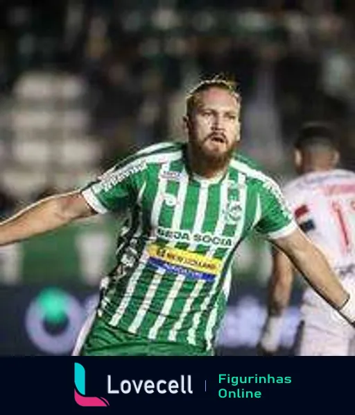 Jogador do Juventude correndo em campo com uniforme verde e branco durante uma partida de futebol