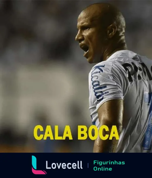 Jogador do Santos F.C. gritando 'CALA BOCA' com uniforme branco, expressão intensa e letras amarelas em fundo preto