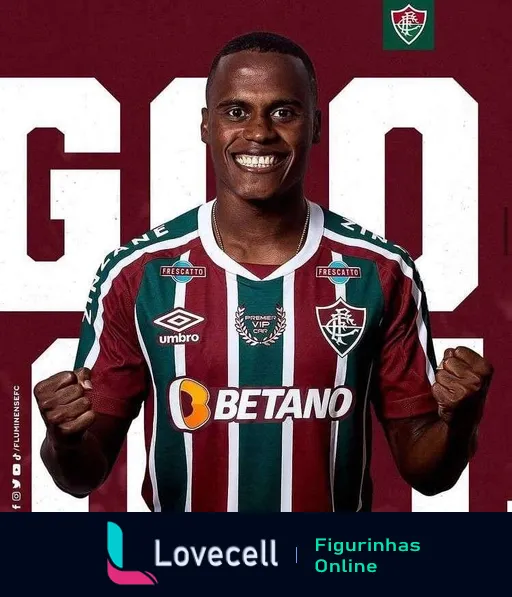 Jogador do Fluminense comemorando com uniforme Umbro e patrocínio Betano, sorrindo e com punhos cerrados em gesto de vitória