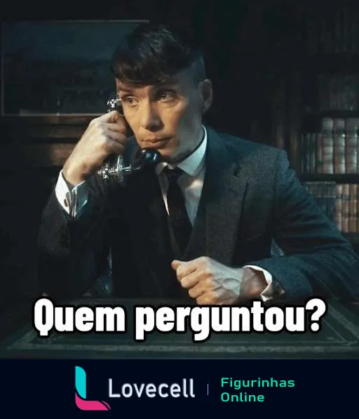 Figurinha de homem vestido com roupas de época falando ao telefone com expressão séria e o texto 'Quem perguntou?' indicando sarcasmo