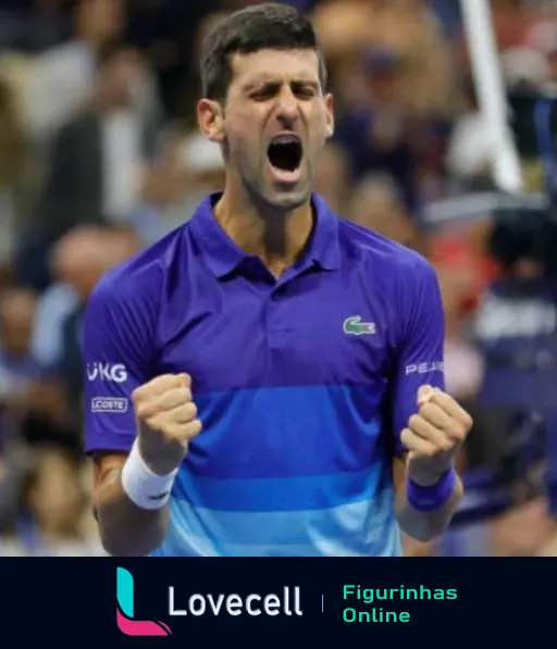 Novak Djokovic comemorando com punhos cerrados e camisa azul da Lacoste em uma partida de tênis, expressando grande emoção em um momento de vitória