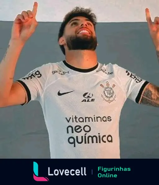 Jogador do Corinthians comemorando com os dedos para o alto, vestindo camisa com patrocínios da Neo Química e ALE, ao ar livre