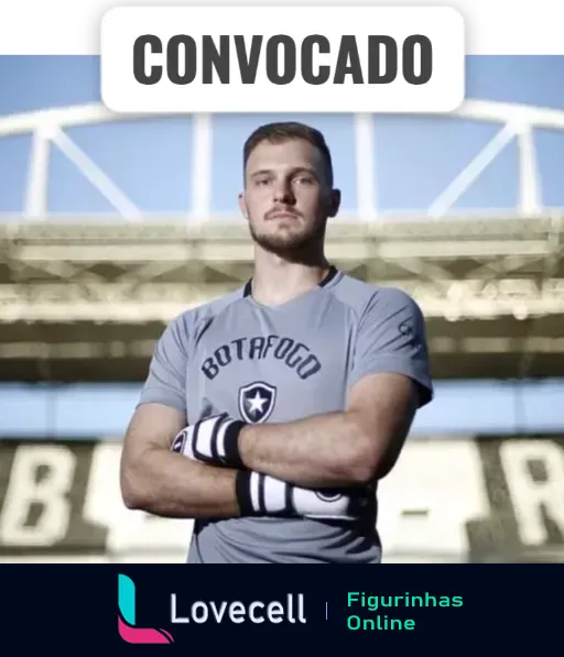 Figurinha com jogador de futebol do Botafogo vestindo uniforme cinza, braços cruzados e expressão séria, com estádio ao fundo desfocado e a palavra 'CONVOCADO' em destaque