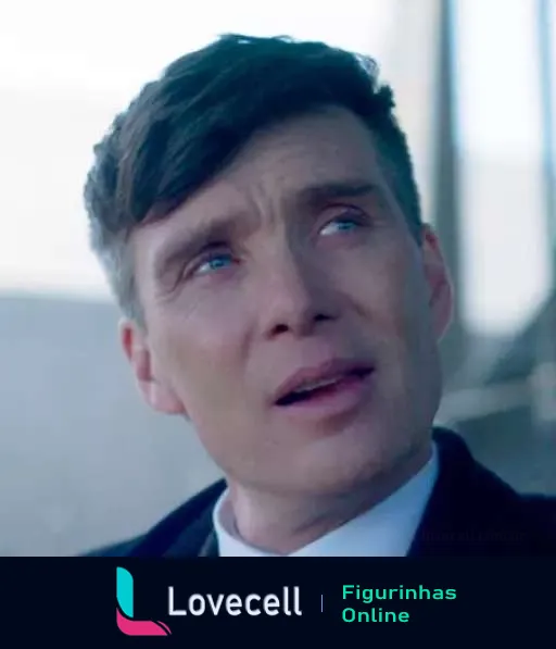 Thomas Shelby do seriado Peaky Blinders com expressão preocupada e pensativa, vestindo terno e gravata