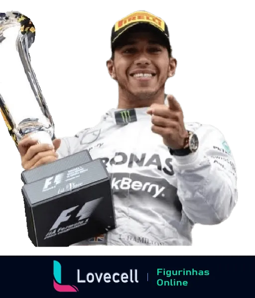 Lewis Hamilton comemorando vitória na Fórmula 1, segurando troféu, vestido com macacão da Mercedes e sorrindo com boné