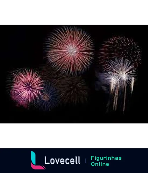 Espetáculo de fogos de artifício com explosões coloridas de azul, rosa e branco iluminando o céu noturno