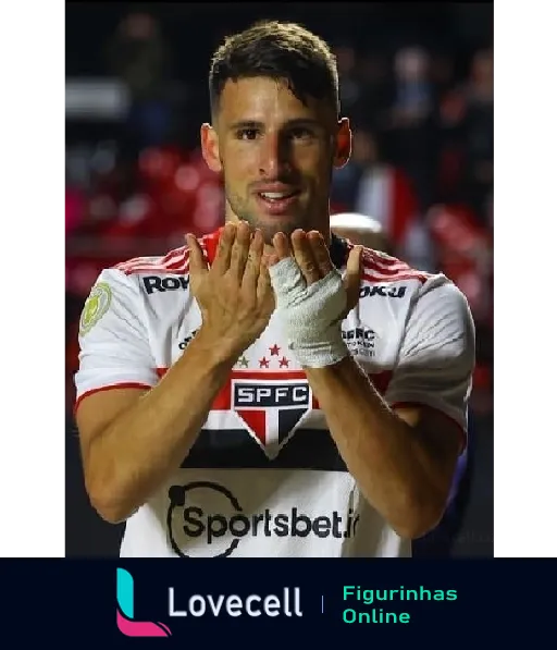 Jogador do São Paulo Futebol Clube comemorando com uniforme branco e vermelho, destacando logotipo Sportsbet