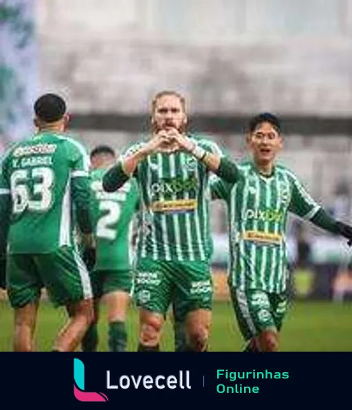 Três jogadores do Juventude comemorando gol; uniformes verde e branco; jogador central fazendo coração com as mãos e outros expressando alegria